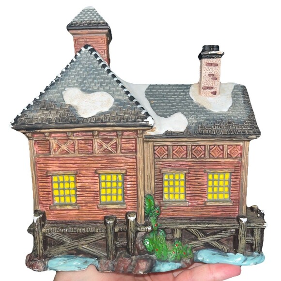 2004 Christmas Village Fisherman’s Nook Resort Light Up House - Picture 3 of 8